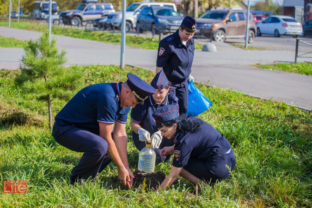 🌿🇷🇺Сотрудники МО МВД «Каменский», школьники и общественники приняли участие в акции «Зелёная Россия»
